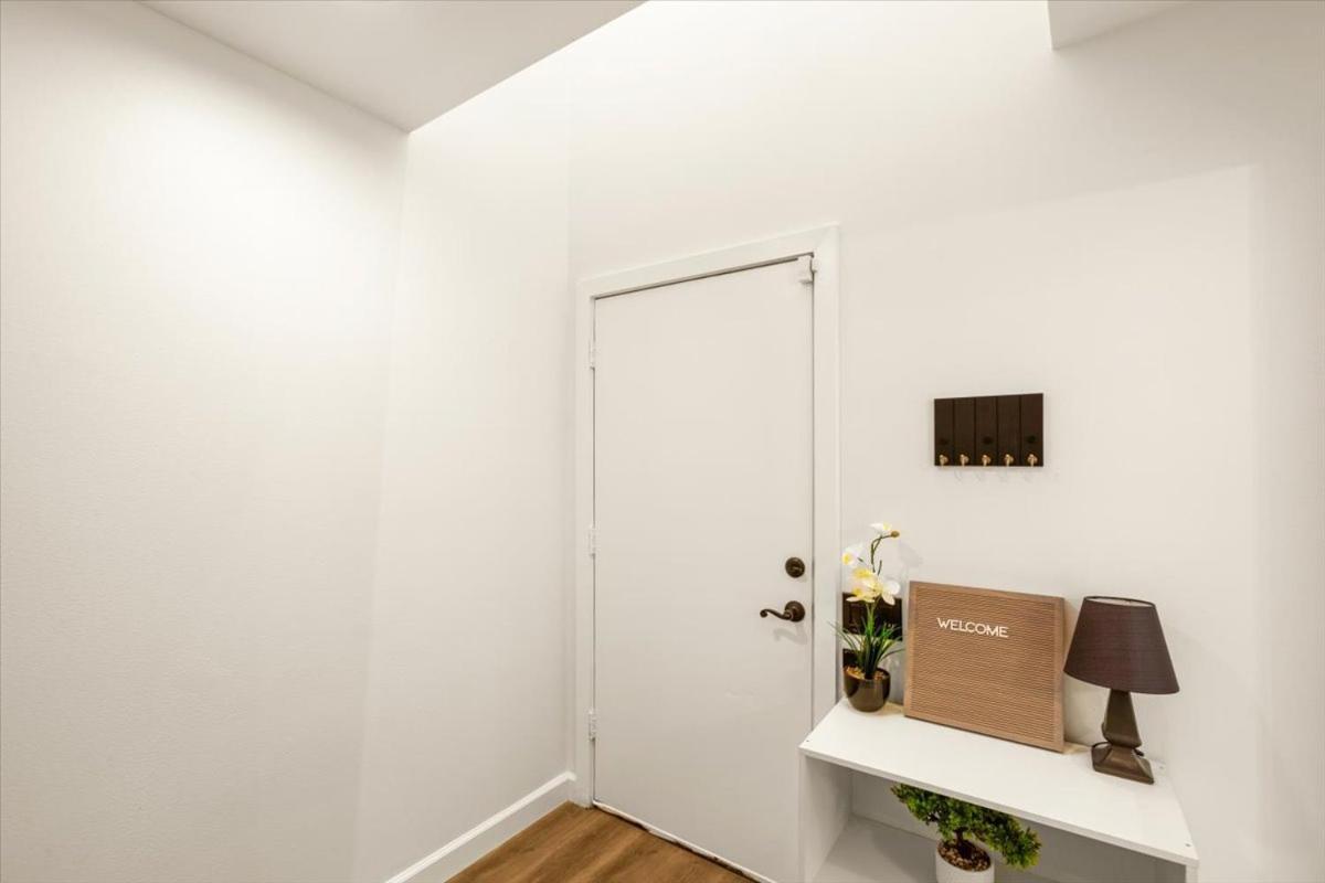 Luxe 3 Story Townhome With Downtown View Near Nrg Stadium Centrally Located Walkable To Popular Restaurants Хьюстон Экстерьер фото
