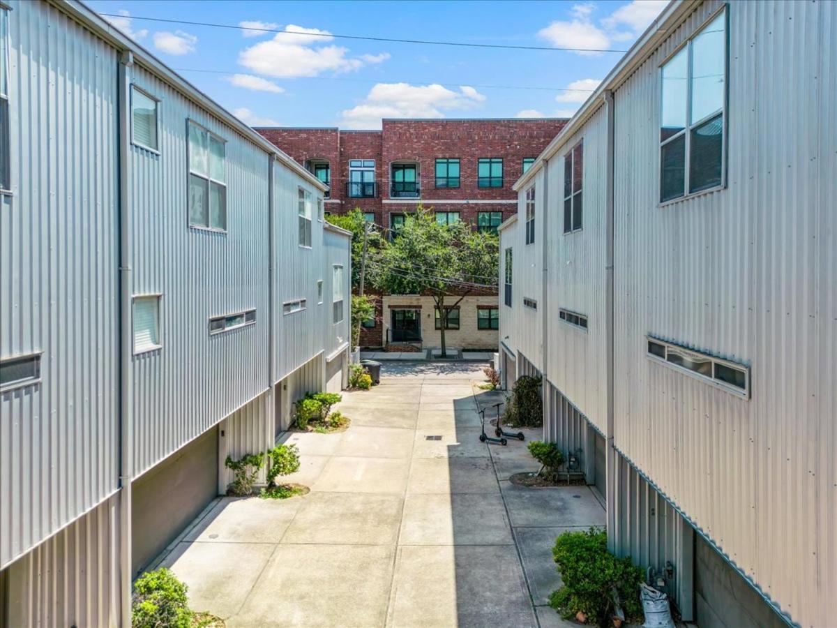 Luxe 3 Story Townhome With Downtown View Near Nrg Stadium Centrally Located Walkable To Popular Restaurants Хьюстон Экстерьер фото